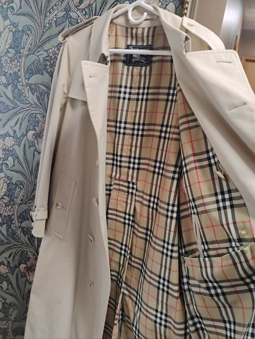 Vintage Burberry Classic Beige Trench Coat - Timeless Women's Outerwear - Picture 8 of 16